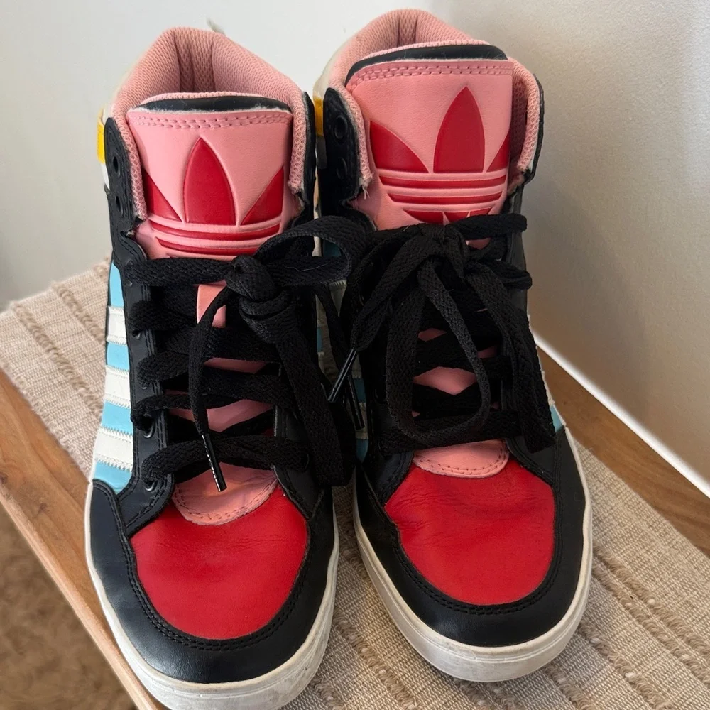 Adidas Originals Hard Court High J sneakers in a multicolor colorway Size 4youth